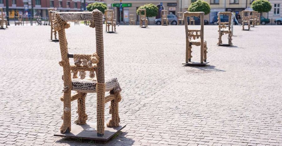 Krakow: Jewish Ghetto Guided Walking Tour - Ghetto Heroes Square and its chair memorial