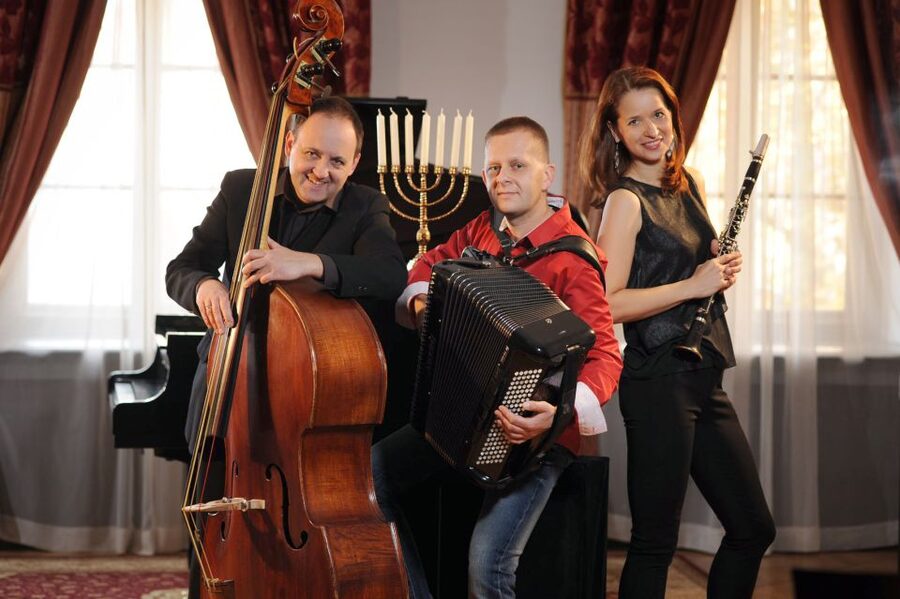 Krakow: Jewish-Style Klezmer Music Concert - Entering the Dębinskim (Under Barrel) tenement: the room does half the work