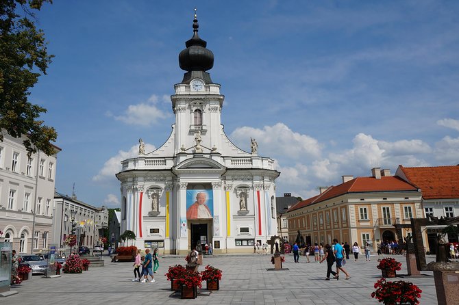 Krakow: John Paul II Home & Black Madonna Sanctuary - Guided Tour - Częstochowa arrival: quick orientation before the sanctuary climb