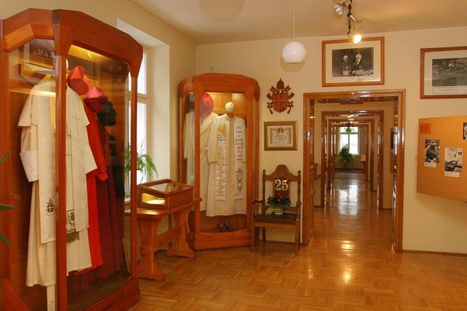 Krakow: John Paul II Home & Black Madonna Sanctuary - Guided Tour - The Black Madonna sanctuary visit: a guided circuit with big-name highlights