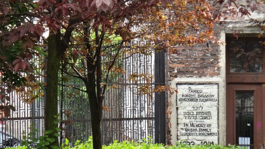 Krakow Kazimierz and Jewish Ghetto Tour with Synagogues - Guide quality and storytelling: why private guidance changes the day