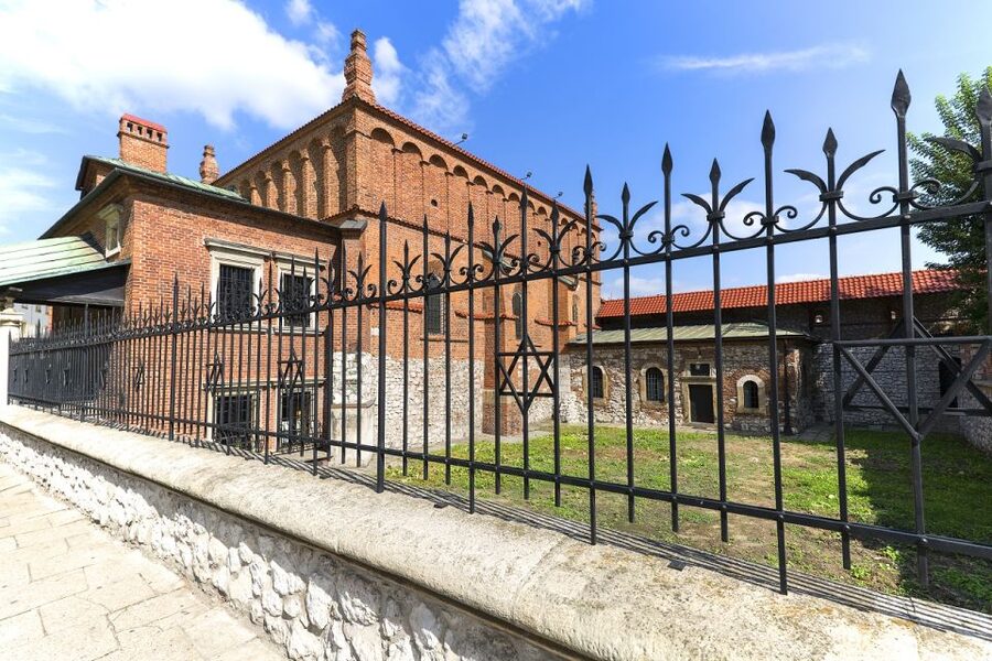 Krakow: Kazimierz Jewish Quarter Walking Tour - Remuh Synagogue and Cemetery: where history is still visited