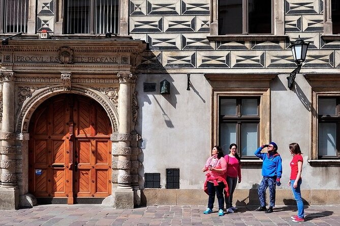 Krakow Morning Walking Tour with Traditional Polish Breakfast - St. Mary’s Basilica: the twin towers and the trumpet call story