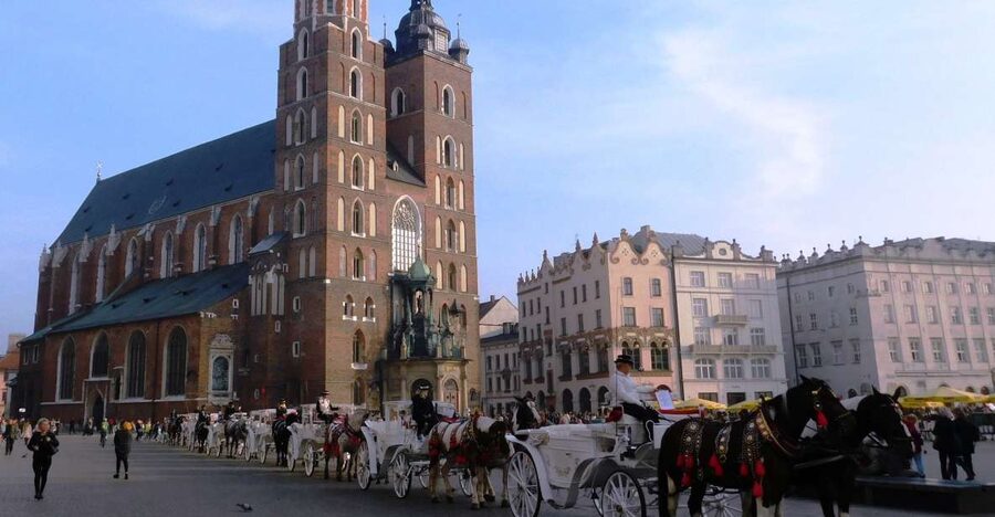 Krakow Old Town and Jewish Quarter in one guided walk - Kraków’s Main Square: St. Mary’s, Cloth Hall, and the civic center vibe