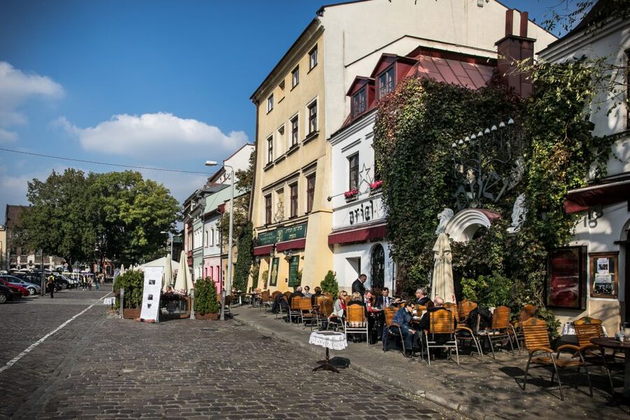 Kraków old town and jewish quarter® - Main Market Square and Sukiennice Tower: why the center feels so monumental