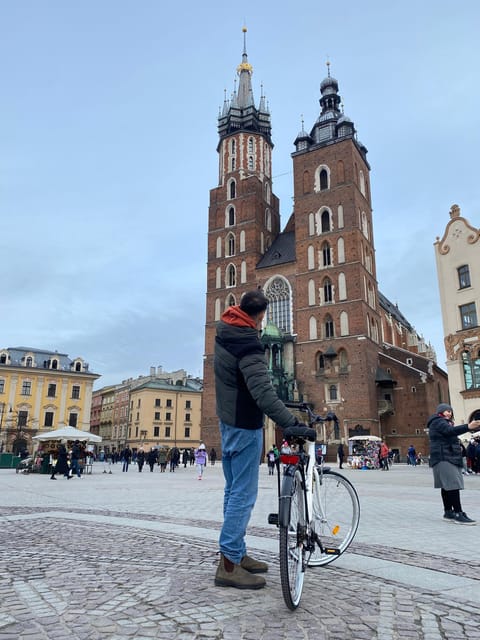 Krakow: Old Town and Kazimierz Guided Bike Tour - Getting started at ZeeTour and settling into the ride