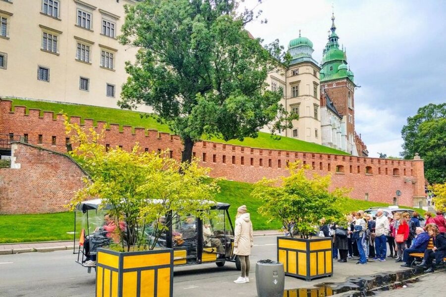 Krakow: Old Town, Ghetto, and Kazimierz Golf Cart Tour - Electric Golf Carts and the 150-Minute Rhythm