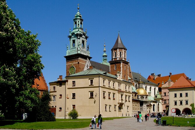 Krakow: Old Town, Jewish Kazimierz and Ghetto Sightseeing by Electric Golf Cart - Kraków’s Market Square and Cloth Hall: the city’s visual center