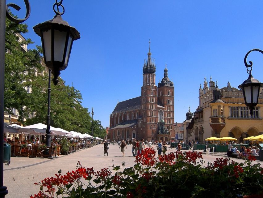 Krakow: Old Town Private Guided Walking Tour - St. Mary’s Basilica: art that fills the vaults