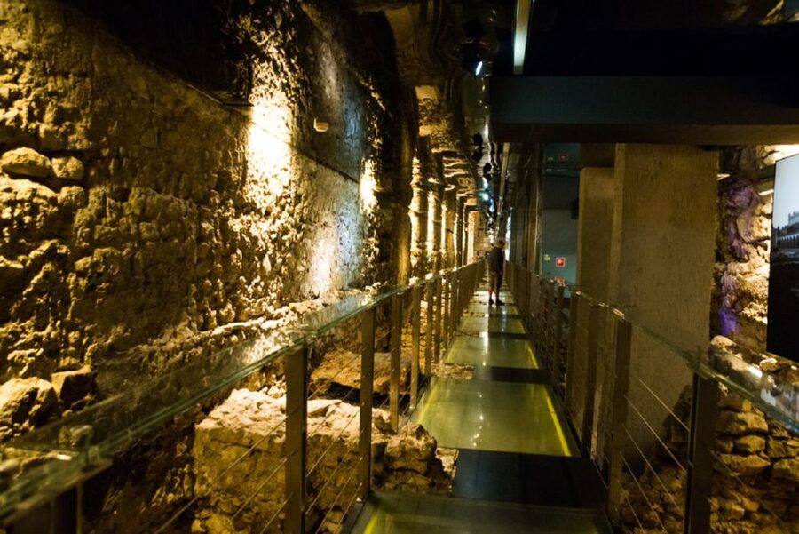 Krakow: Old Town Rynek Underground Entry and Guided Tour - Finding your meeting point near Sukiennice and St. Mary’s