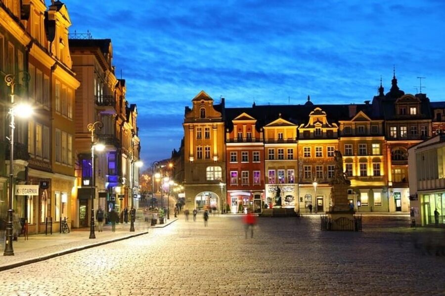 Krakow : Old Town Walking Tour With A guide - Starting at Szpitalna: where your guide helps you set the route