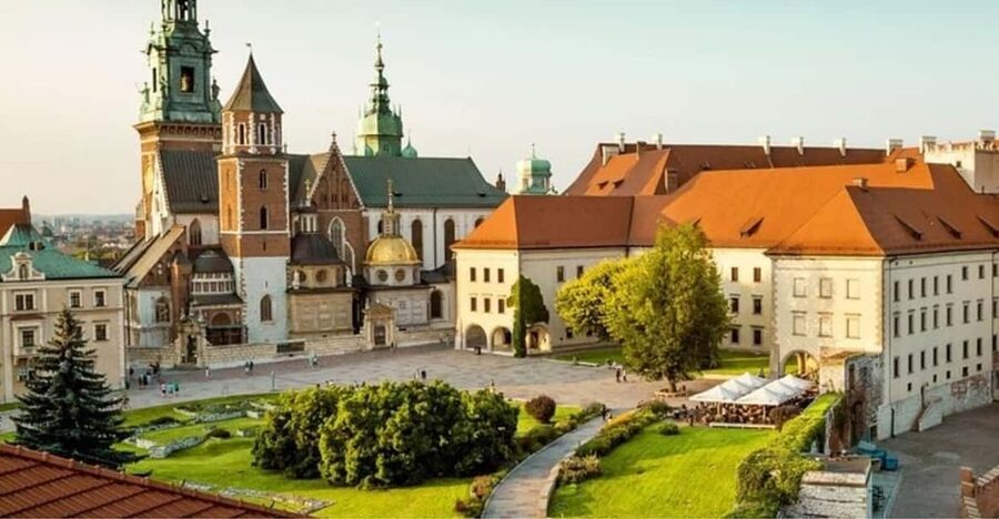 Krakow : Old Town Walking Tour With A guide - Walking the streets: Ulica Florianska, Ulica Kanonicza, and the city’s rhythm