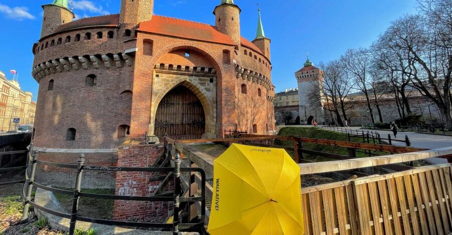 Kraków: Old Town & Wawel Castle Walking Tour in English - Entering Kraków’s Old Town the Practical Way