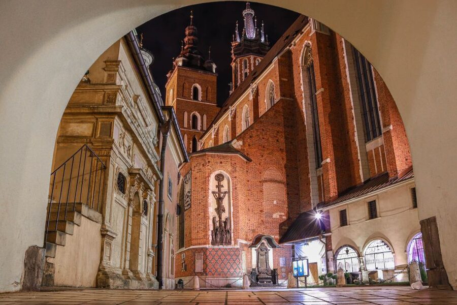 Kraków: Old Town & Wawel Castle Walking Tour in English - Meeting by the Barbican and St. Florian’s Gate