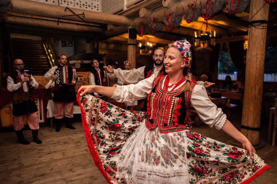 Krakow: Polish Folk Night with Dinner and Unlimited Drinks - A lakeside folk night at Kryspinów Lake country