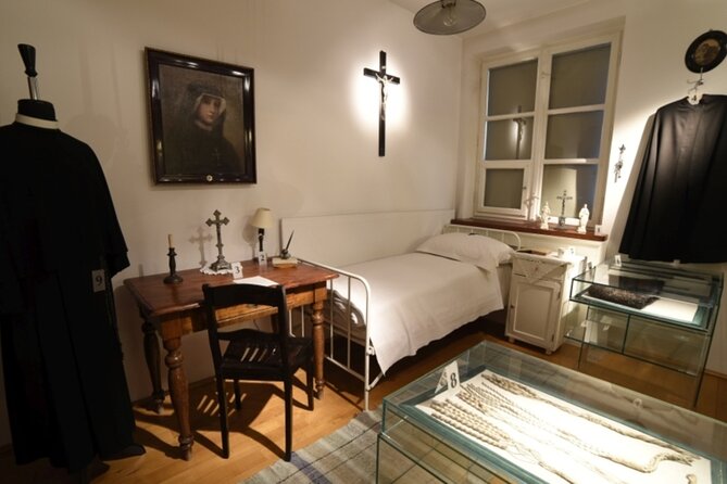 Krakow: Pope John Paul II History: Guided Tour - Home & Sanctuary - The Family Home in Wadowice: Storytelling Through Audio (Plus the Kremówka Moment)