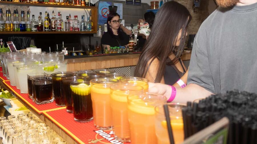 Krakow: Pub Crawl 1H Open Bar, VIP Entry & Welcome Shots - The guides: what you should look for in the crew