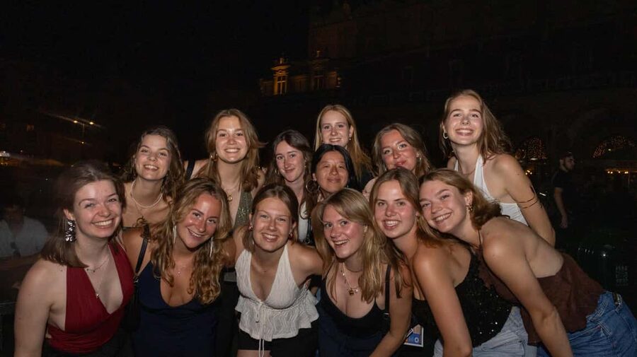 Krakow: Pub Crawl 1H Open Bar, VIP Entry & Welcome Shots - The big value driver: 1 hour of unlimited drinks + how to make it count