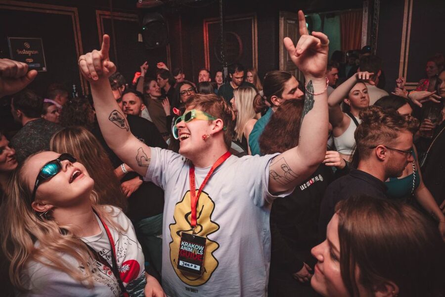 Krakow: Pub Crawl with 1 Hour of Unlimited Alcoholic Drinks - Timing and pacing: starting strong, ending at 3 AM