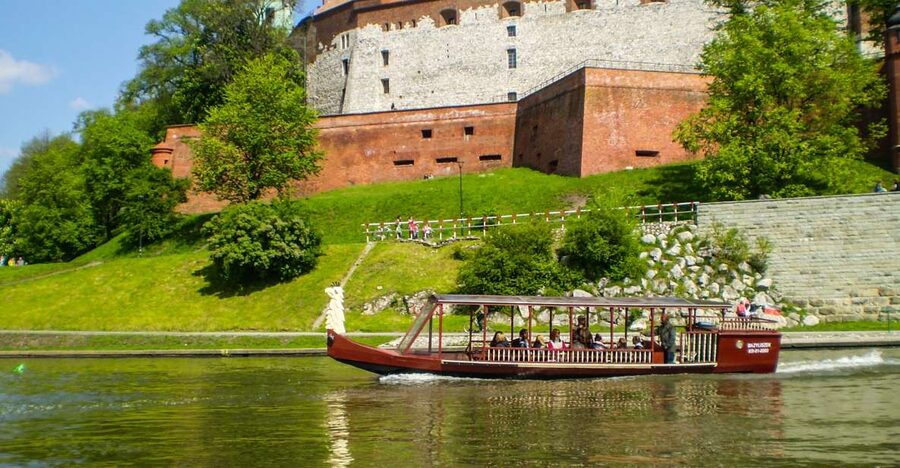 Krakow: Scenic River Cruise - Wawel Hill to Zwierzyniec Bridge: the classic riverside approach