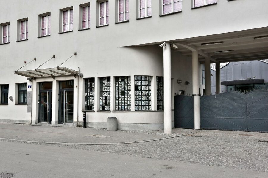 Krakow: Schindler's Factory Guided Tour with Entry Ticket - Ghetto and Płaszów: the hardest rooms and what the guide helps you notice