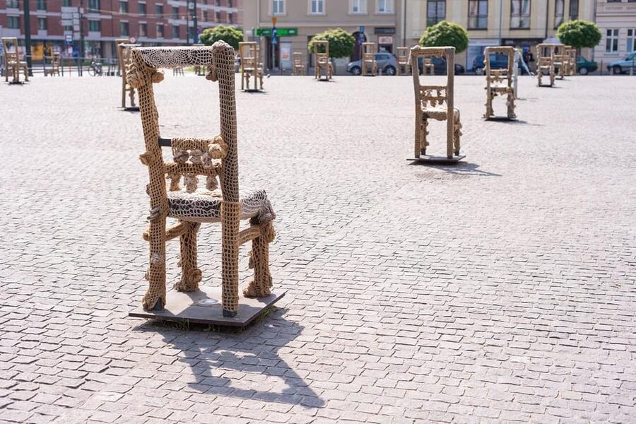 Kraków: Schindler’s Factory & Jewish Ghetto Guided Tour - Ghetto Heroes Square and the Chair Memorial’s quiet weight