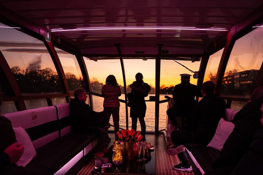 Krakow: Sightseeing Cruise on Vistula River with Audio Guide - Wawel and the dragon story from the river front row