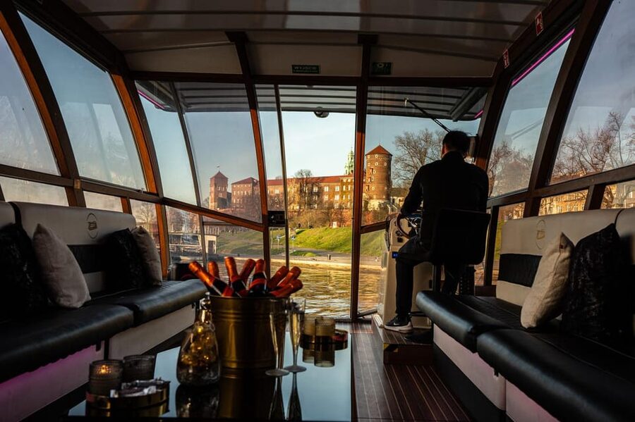 Krakow: Sightseeing Cruise on Vistula River with Audio Guide - Jewish Krakow along the water: ghetto sites and CRICOTEKA