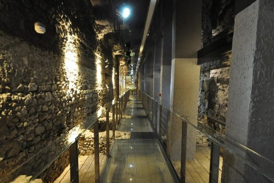 Krakow: Skip the Line Underground Museum Private Guided Tour - The optional 4-hour version: add the Royal Route without losing the plot