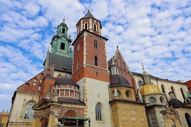 Krakow Skip The Line Wawel Castle and Cathedral Private Tour - Stop 5 and 6: Old Town and Rynek Glówny’s Royal Route Toward Wawel