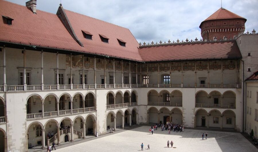 Krakow: Skip-the-Line Wawel Castle & Old Town Guided Tour - The guide matters: multilingual history that doesn’t get boring