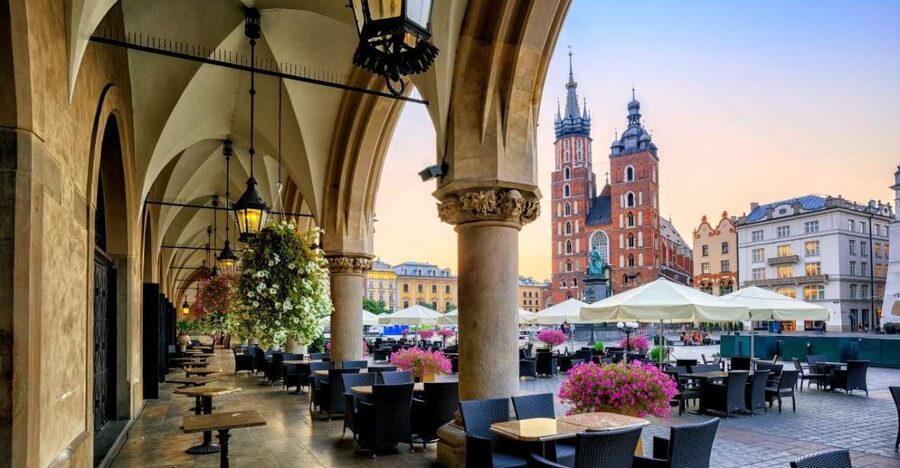 Krakow: St. Mary's Church and Rynek Underground Museum Tour - Main Square stories: the 800-year stage for trade and power