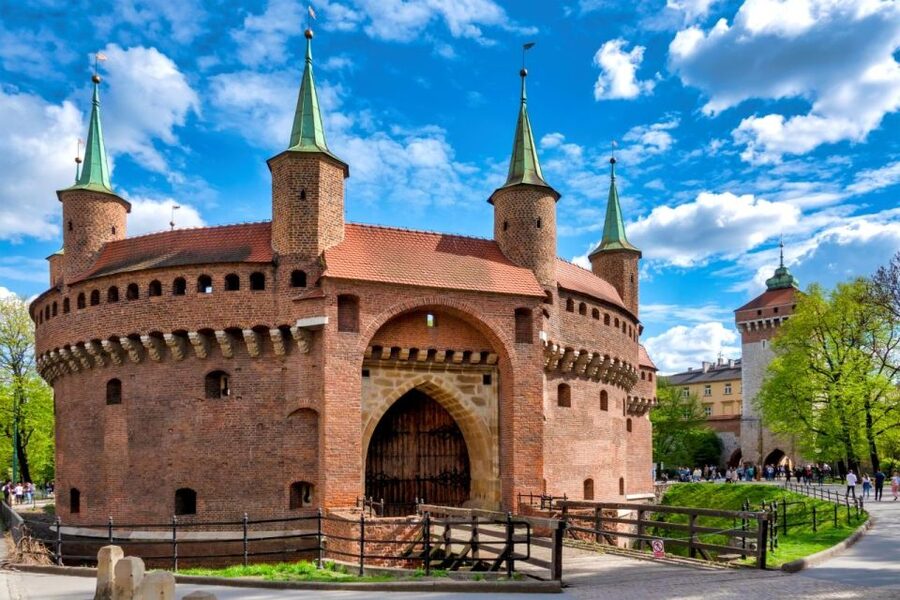 Krakow: St. Mary's Church and Rynek Underground Museum Tour - Should you book the Krakow St. Mary’s and Rynek Underground Museum tour?
