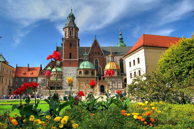 Krakow Walking Tour with Audioguide on Your Smartphone - Main Market Square: St. Mary’s Basilica and the hourly trumpet call