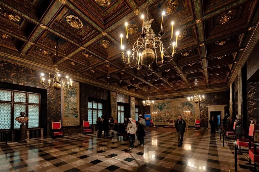 Krakow: Wawel Castle and Cathedral Guided Tour - Your exact 2-hour route: from meeting point to Wawel storytelling