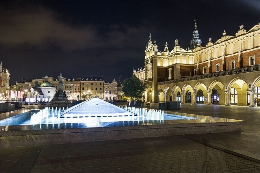 Krakow: Wawel Castle, Cathedral, Rynek Underground & Lunch - Lunch at a Nearby Bistro: Simple Break, Some Walking