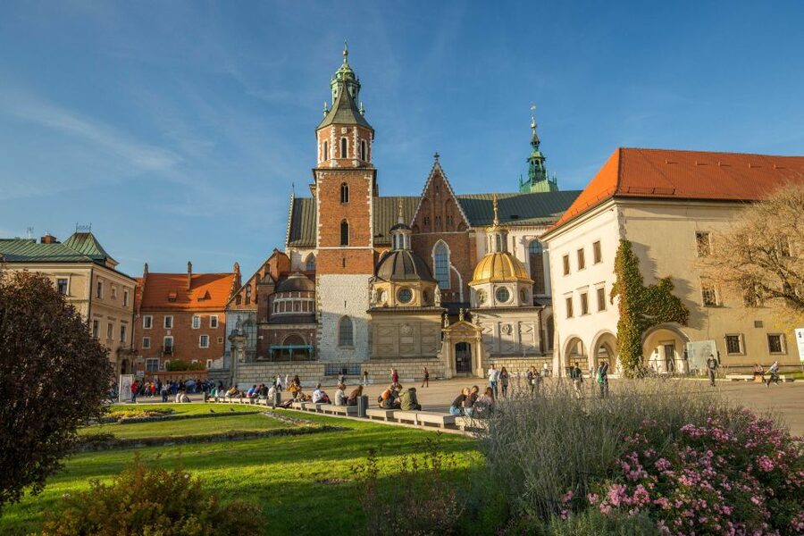 Krakow: Wawel Castle, Cathedral, Rynek Underground & Lunch - Inside Wawel Castle: Royal Chambers, Big Collections, and Art That Explains Power