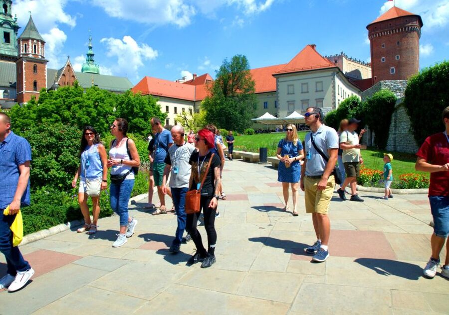 Krakow: Wawel Castle Guided Tour with Entry Tickets - Meeting at Kanonicza 25 and Getting Up to Wawel Hill Quickly