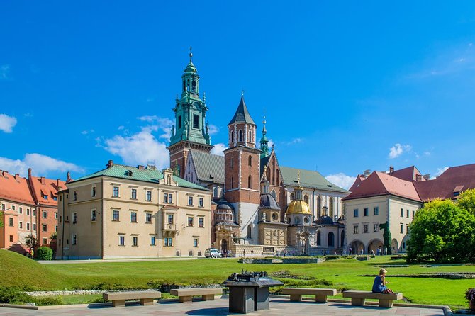 Krakow: Wawel Castle Guided Tour with Skip-The-Line Entry - Wawel Hill, the Royal Route approach, and the Kosciuszko monument