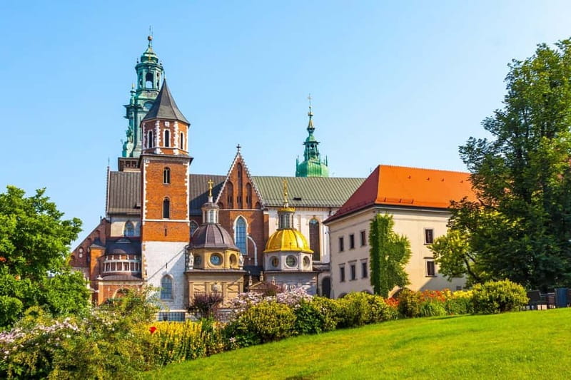 Krakow: Wawel Cathedral Guided Tour with Admission Tickets - Entering Wawel Cathedral: the Polish Notre Dame effect