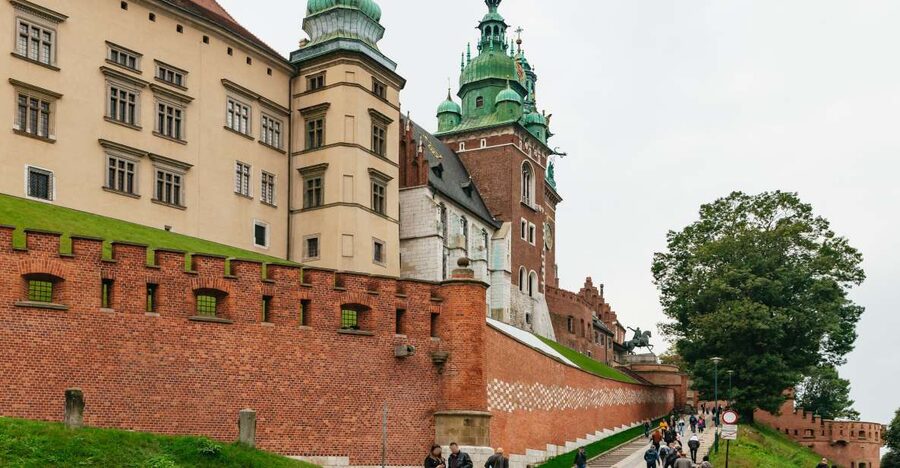 Krakow: Wawel Royal Hill with Optional Castle and Cathedral - Where you’ll start: the two Wawel-area meeting points