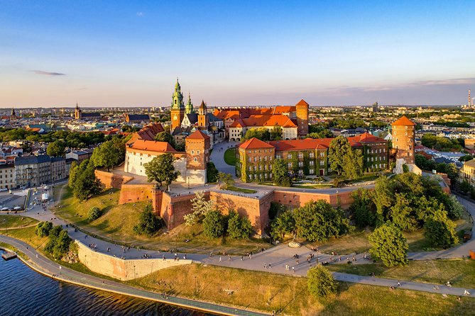 Krakow - Wawel Sightseeing of the Royal Hill - Wawel Cathedral outside: a short stop with big meaning