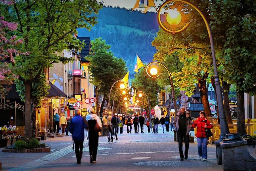 Krakow: Zakopane, Morskie Oko, and Cheese Tasting Tour - Krupówki Street in Summer: Your One-Hour Freedom Block