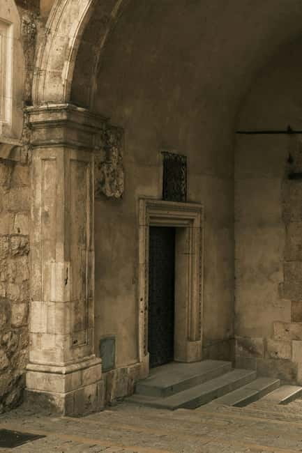 Mysterious Wawel Cathedral and Wawel Courtyard Guided Tour - Who this tour suits best