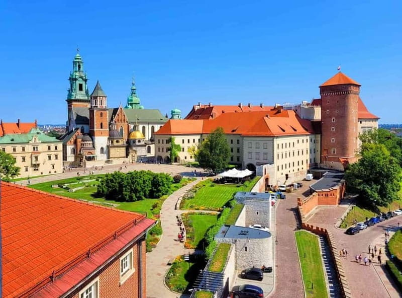 Mysterious Wawel Cathedral and Wawel Courtyard Guided Tour - Inside Wawel Cathedral: tombs, altars, and the “what am I looking at?” answer