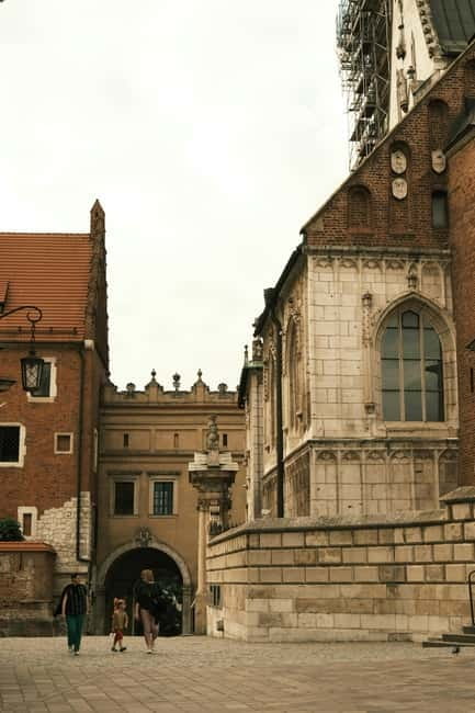 Mysterious Wawel Cathedral and Wawel Courtyard Guided Tour - Practical expectations: timing, photos, and what’s not allowed