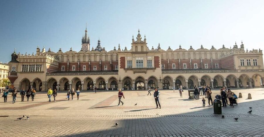 Old Town, St. Mary's Basilica and Rynek Underground Tour - Key Things You’ll Notice