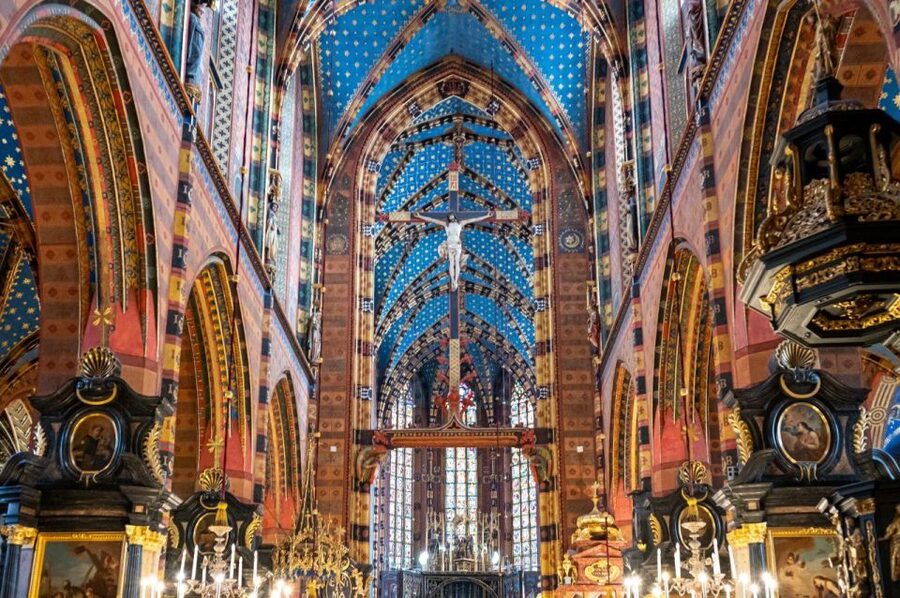 Old Town, St. Mary's Basilica and Rynek Underground Tour - Main Market Square, Cloth Hall, and Merchant-Guild Stories That Make It Click