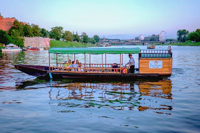 One Hour River Cruise in Krakow - Group Size and the Vibe: Quiet at First, Busier Later