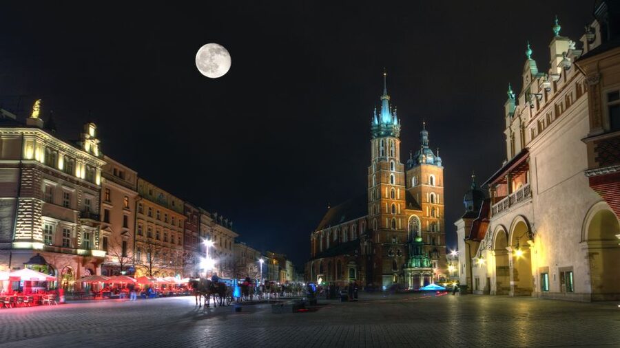 Private Krakow Tour: St. Mary’s, Cloth Hall & More - Where you meet: get your bearings at Plac Marii Magdaleny